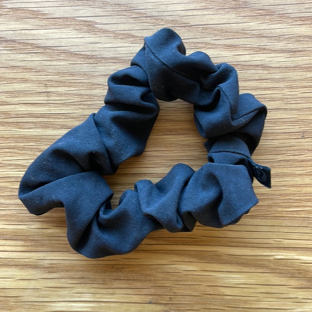 Lululemon Uplifting Scrunchie